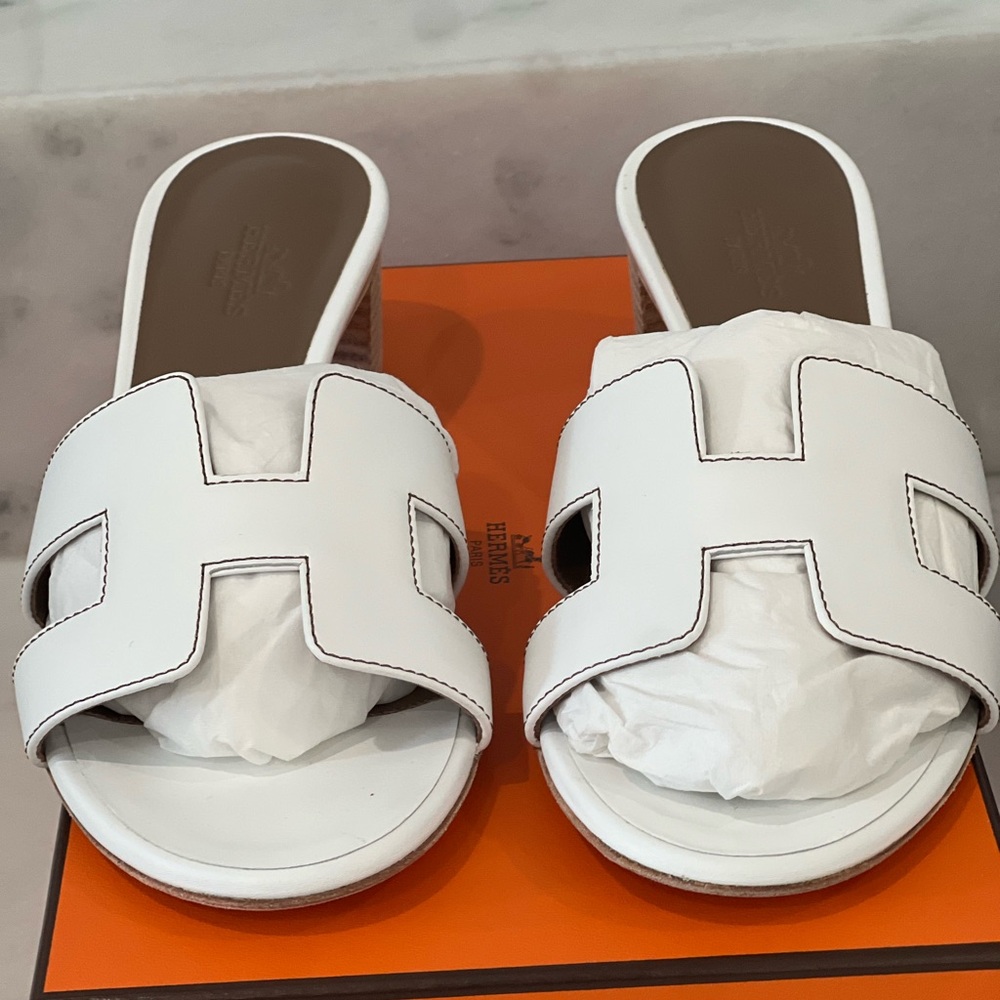 BNIB Hermes Oasis sandals 37 in Blanc